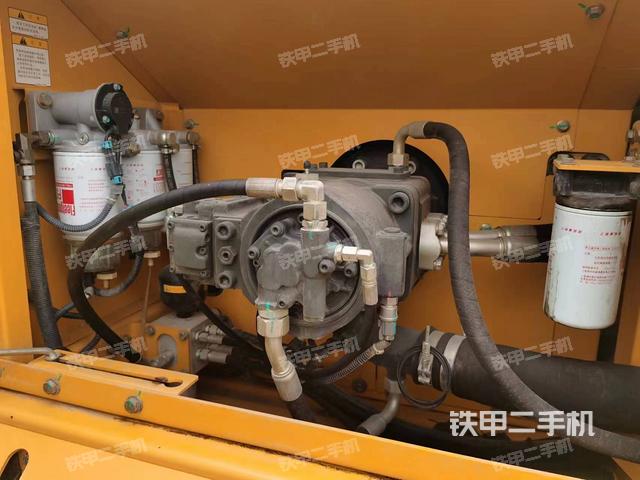 液压泵舱室正面整体（整机外观）