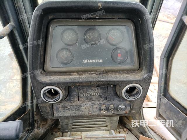 驾驶室操作台（设备外观及核心部件）