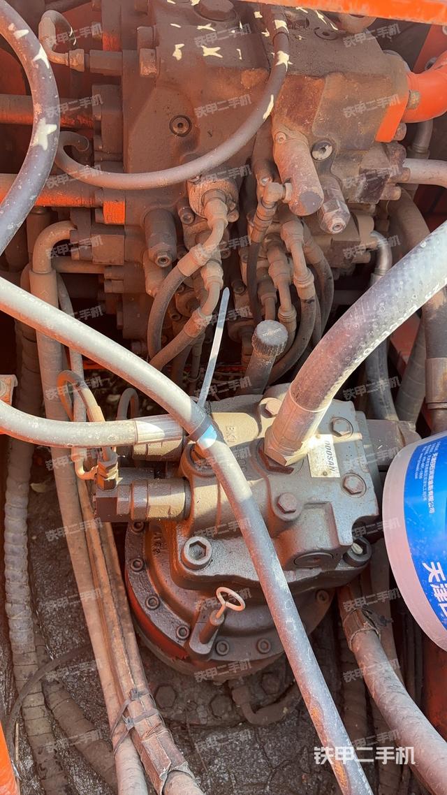 回转马达和主控阀（整机外观）