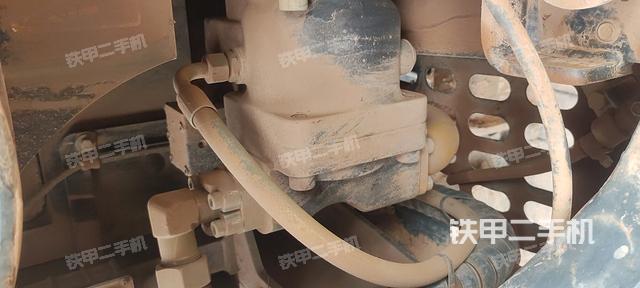 液压泵舱室正面整体（整机外观）