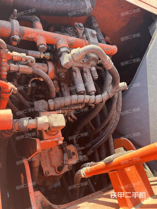 回转马达和主控阀（整机外观）