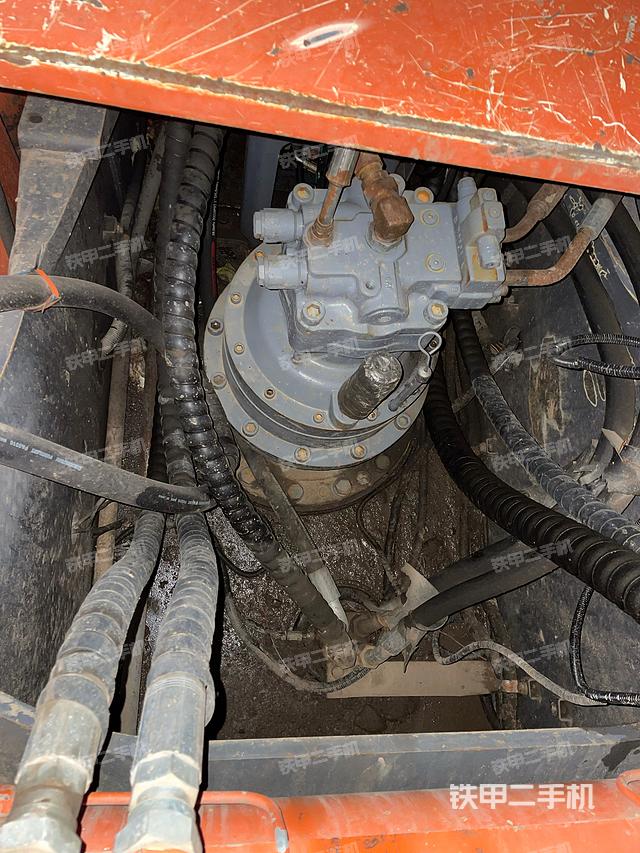 回转马达和主控阀（整机外观）