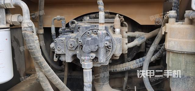 液压泵舱室正面整体（整机外观）