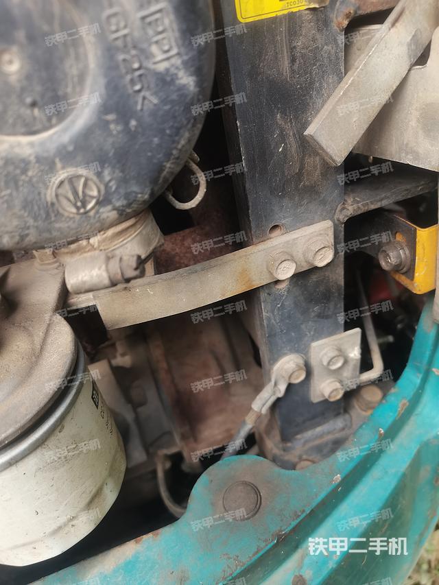 液压泵舱室正面整体（整机外观）