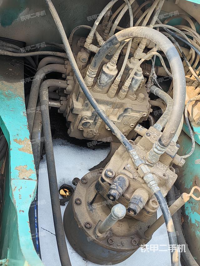 回转马达和主控阀（整机外观）