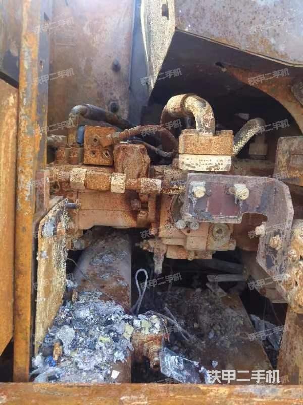 液压泵舱室正面整体（整机外观）