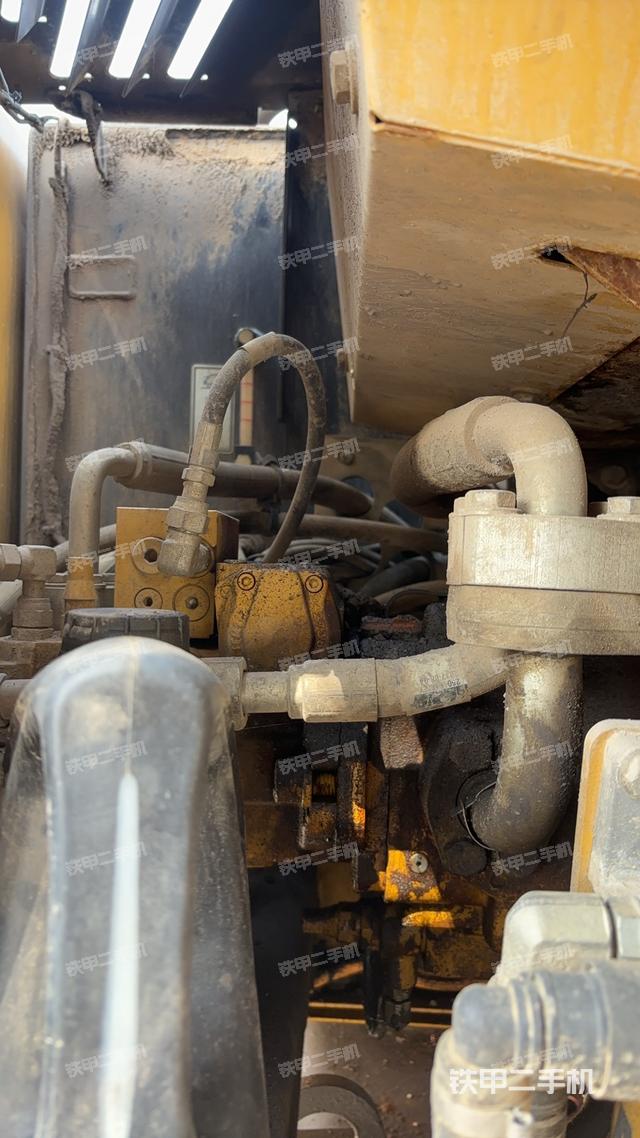 液压泵舱室正面整体（整机外观）