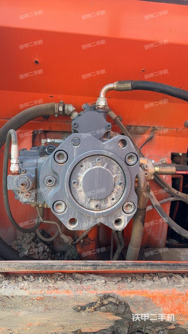 液压泵舱室正面整体（整机外观）