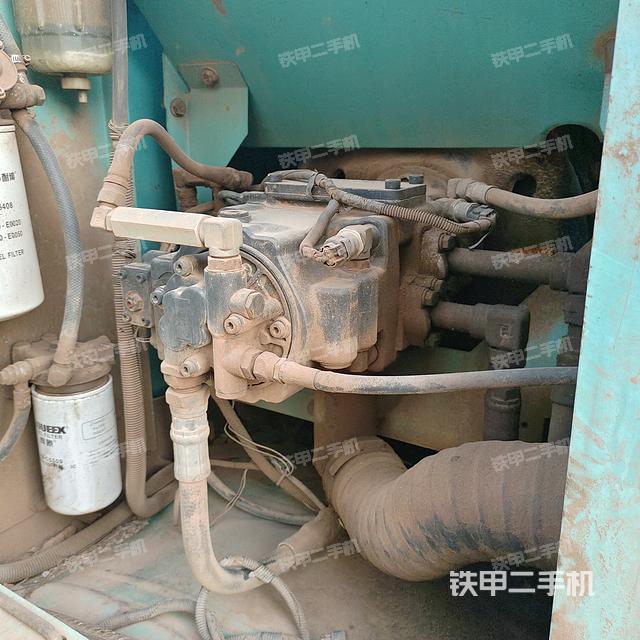 液压泵舱室正面整体（整机外观）