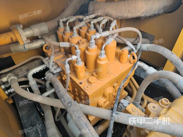 回转马达和主控阀（整机外观）