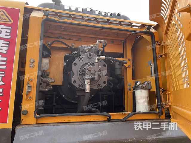 液压泵舱室正面整体（整机外观）