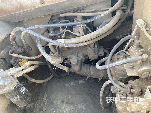 液压泵舱室正面整体（整机外观）