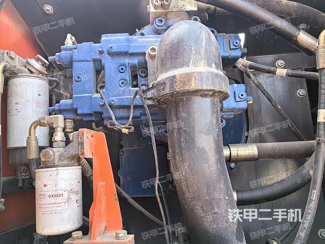 液压泵舱室正面整体（整机外观）