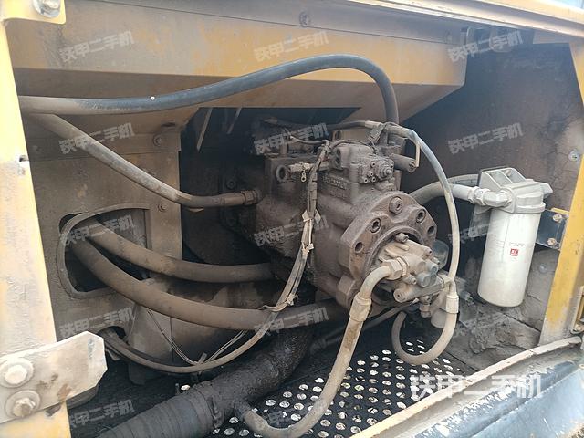 液压泵舱室正面整体（整机外观）