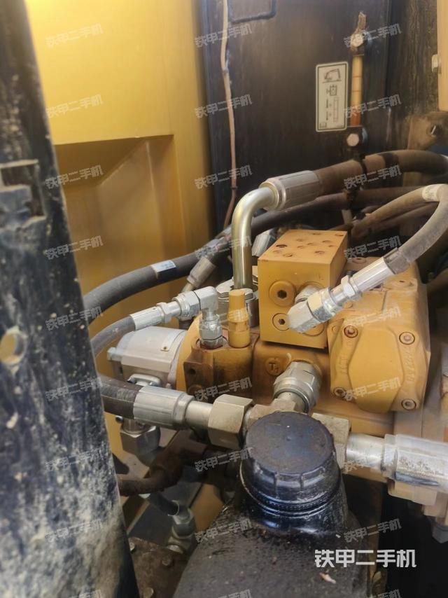 液压泵舱室正面整体（整机外观）