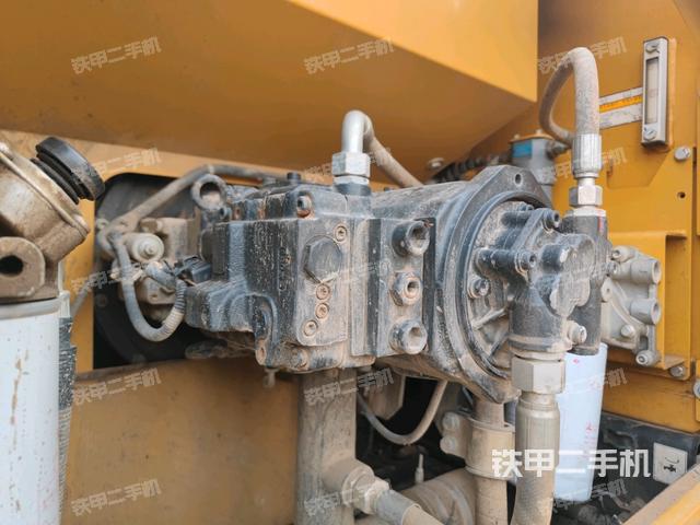 液压泵舱室正面整体（整机外观）