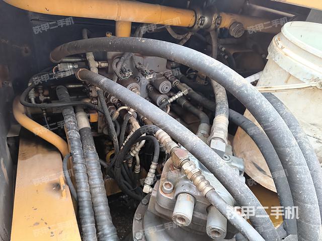 回转马达和主控阀（整机外观）