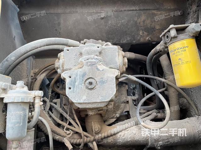 液压泵舱室正面整体（整机外观）