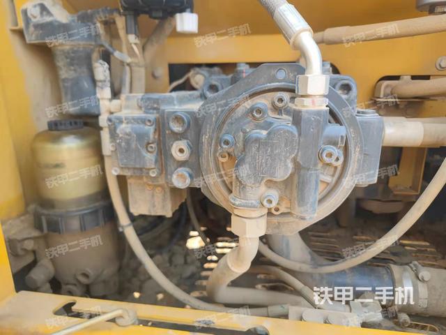 液压泵舱室正面整体（整机外观）