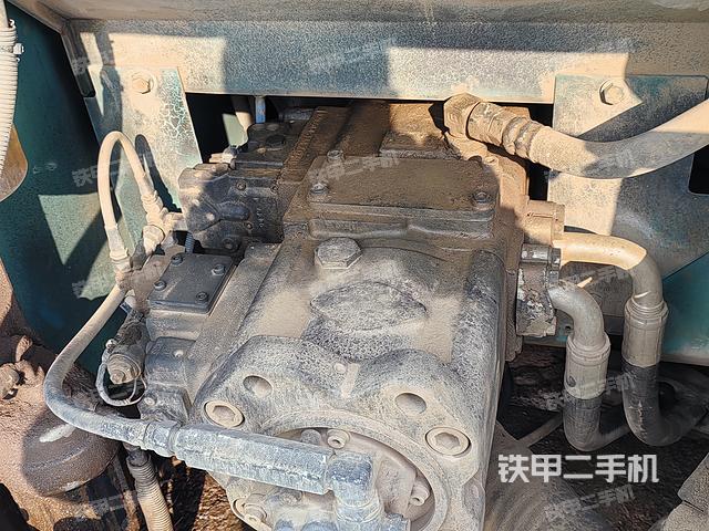 液压泵舱室正面整体（整机外观）