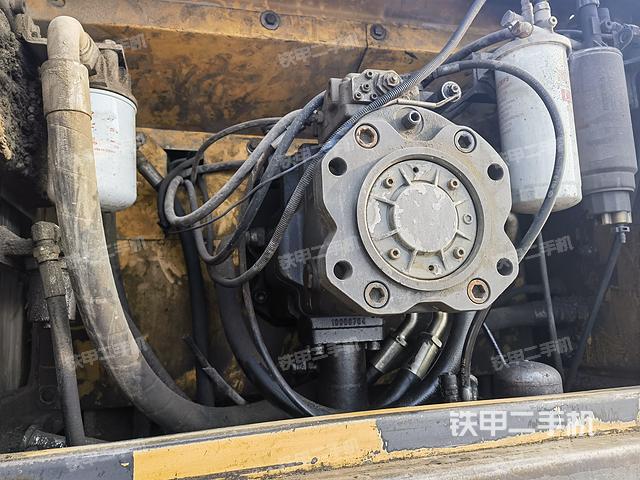 液压泵舱室正面整体（整机外观）