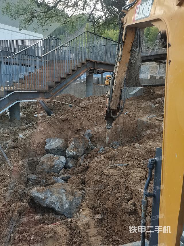 液压泵舱室正面整体（整机外观）