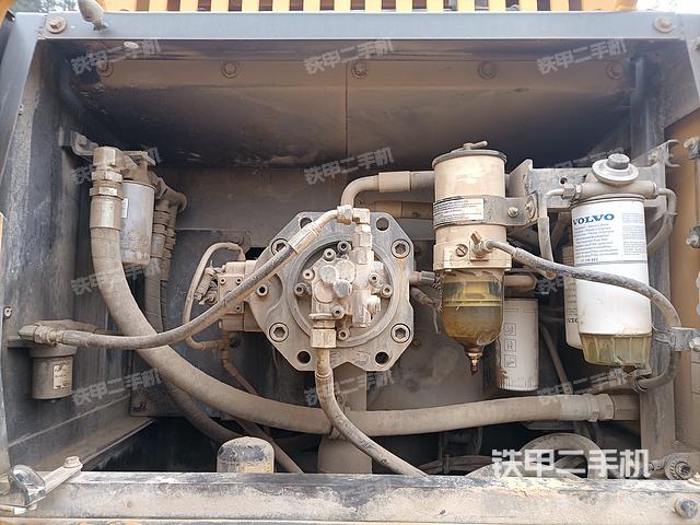 液压泵舱室正面整体（整机外观）