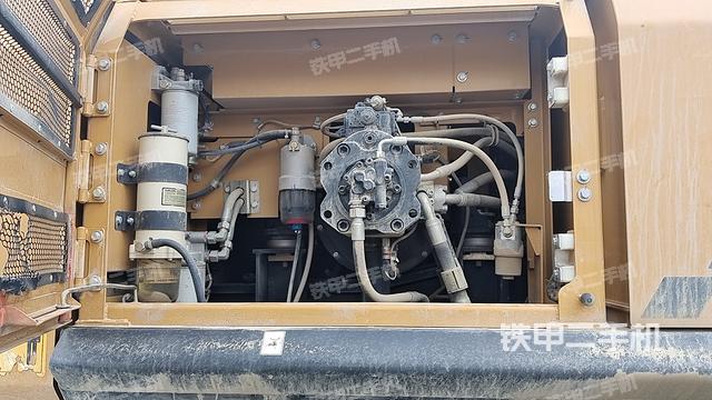 液压泵舱室正面整体（整机外观）