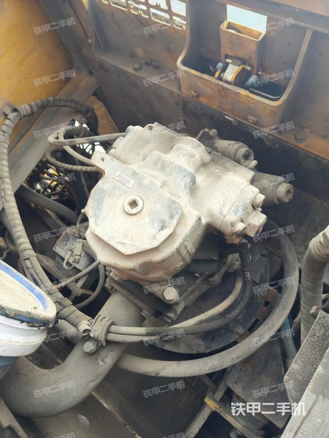 液压泵舱室正面整体（整机外观）