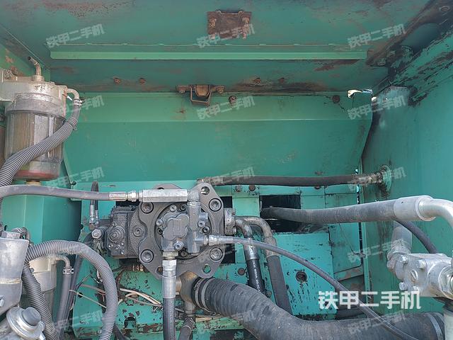 液压泵舱室正面整体（整机外观）