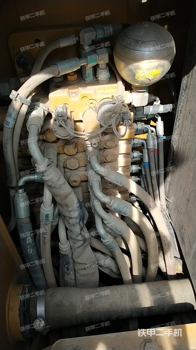 回转马达和主控阀（整机外观）