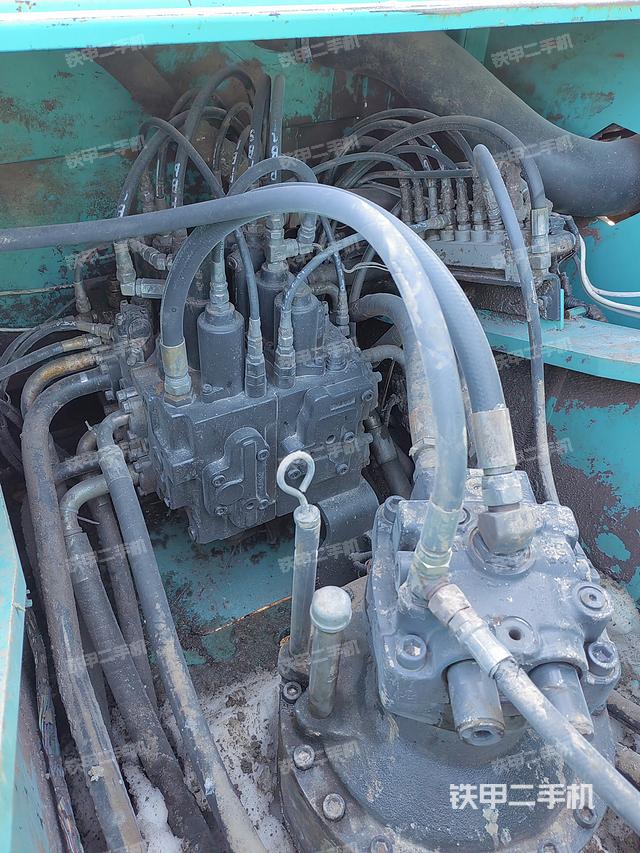 回转马达和主控阀（整机外观）