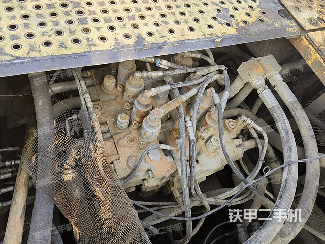 回转马达和主控阀（整机外观）