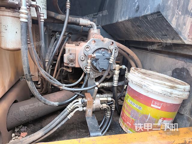 液压泵舱室正面整体（整机外观）