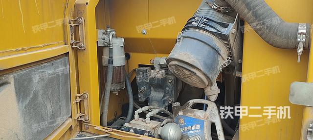 液压泵舱室正面整体（整机外观）