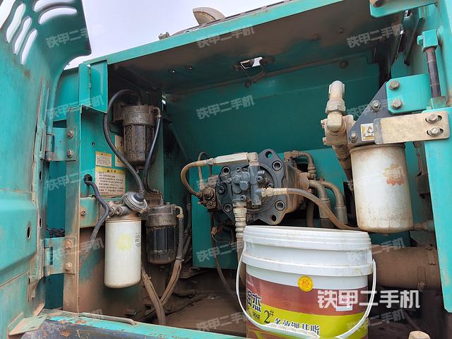 液压泵舱室正面整体（整机外观）