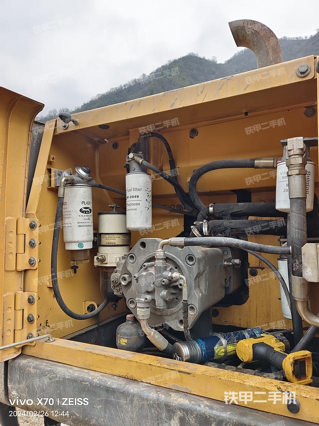 液压泵舱室正面整体（整机外观）