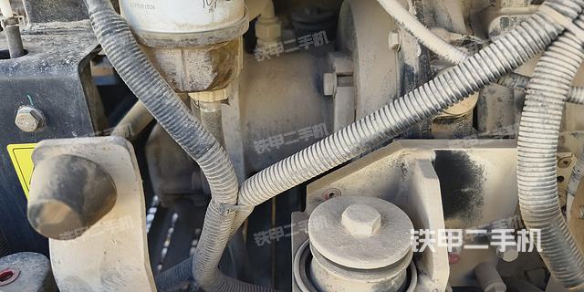 液压泵舱室正面整体（整机外观）