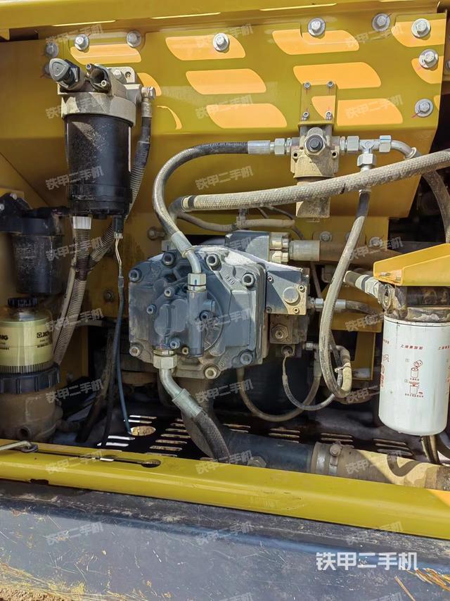 液压泵舱室正面整体（整机外观）