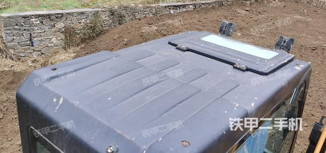 驾驶室顶部（整机外观）