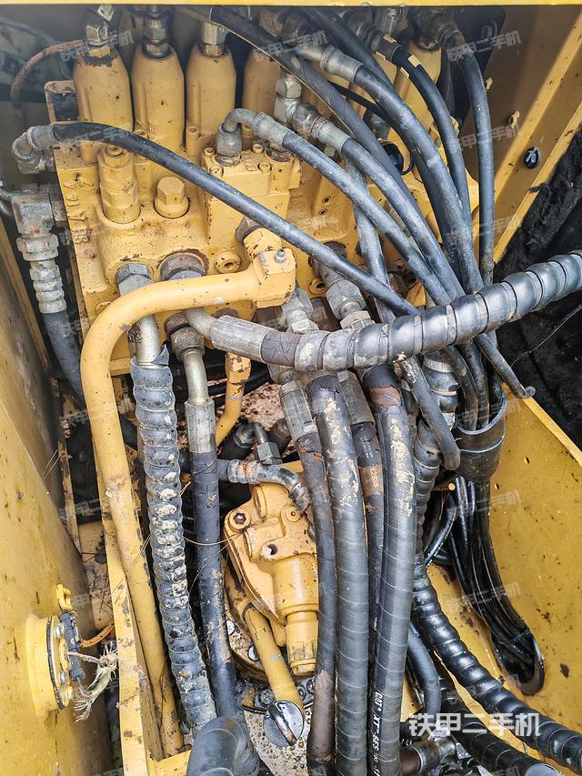 回转马达和主控阀（整机外观）