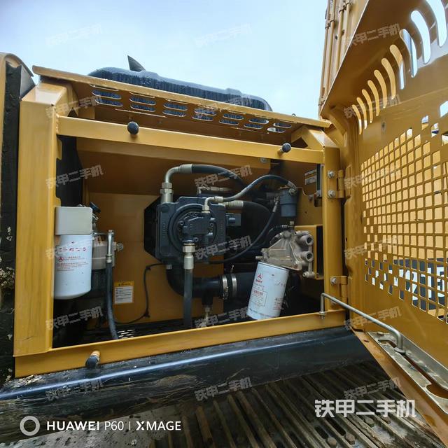 液压泵舱室正面整体（整机外观）