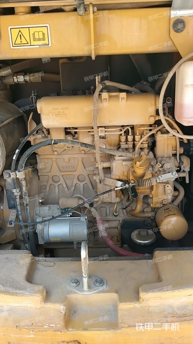 液压泵舱室正面整体（整机外观）