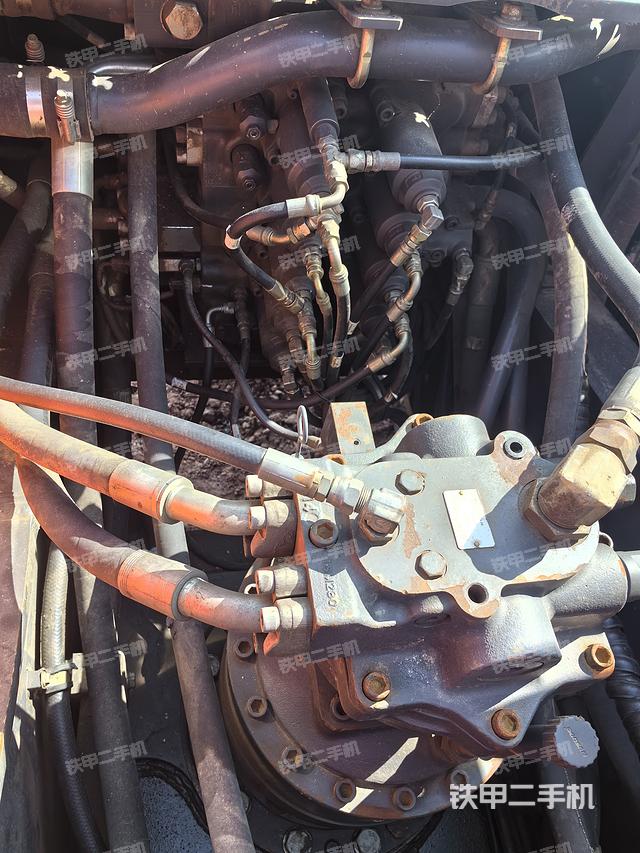 回转马达和主控阀（整机外观）