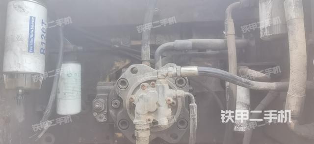 液压泵舱室正面整体（整机外观）