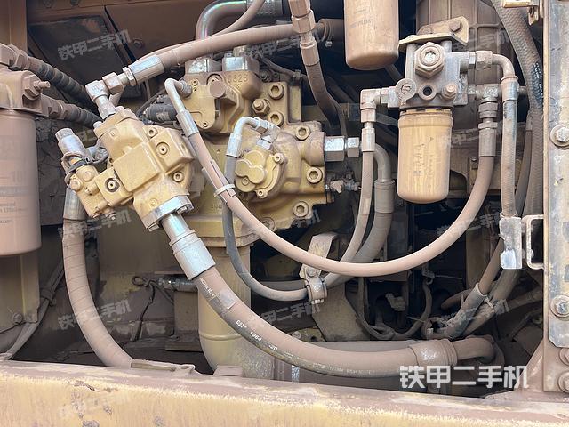 液压泵舱室正面整体（整机外观）