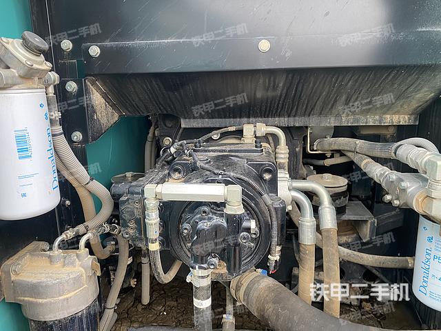 液压泵舱室正面整体（整机外观）