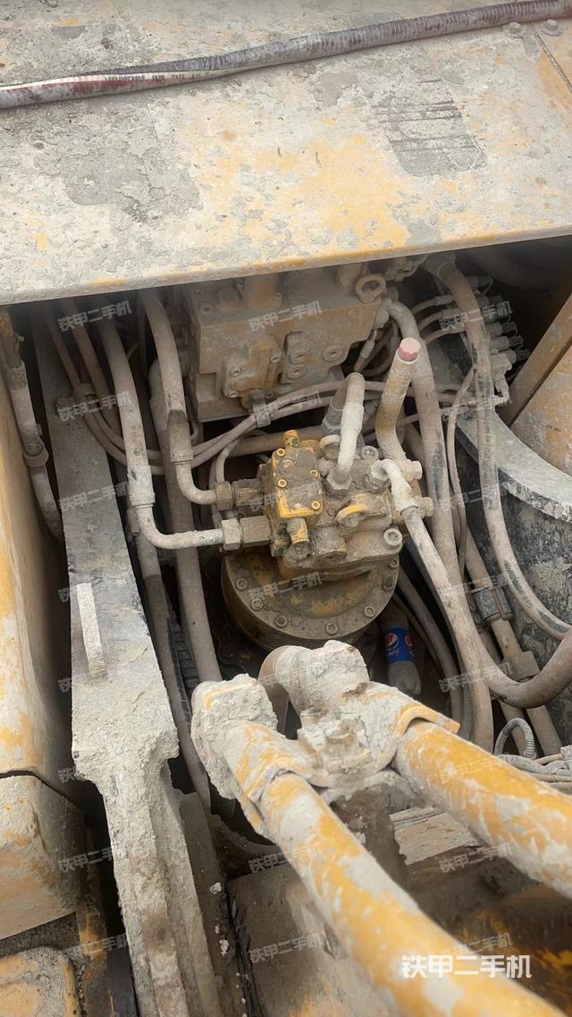 回转马达和主控阀（整机外观）