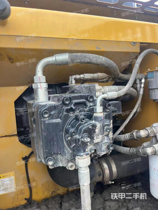 液压泵舱室正面整体（整机外观）