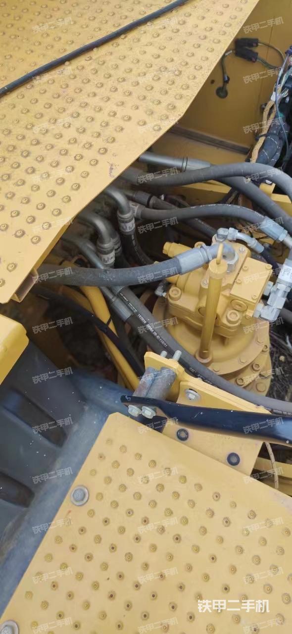 液压泵舱室正面整体（整机外观）